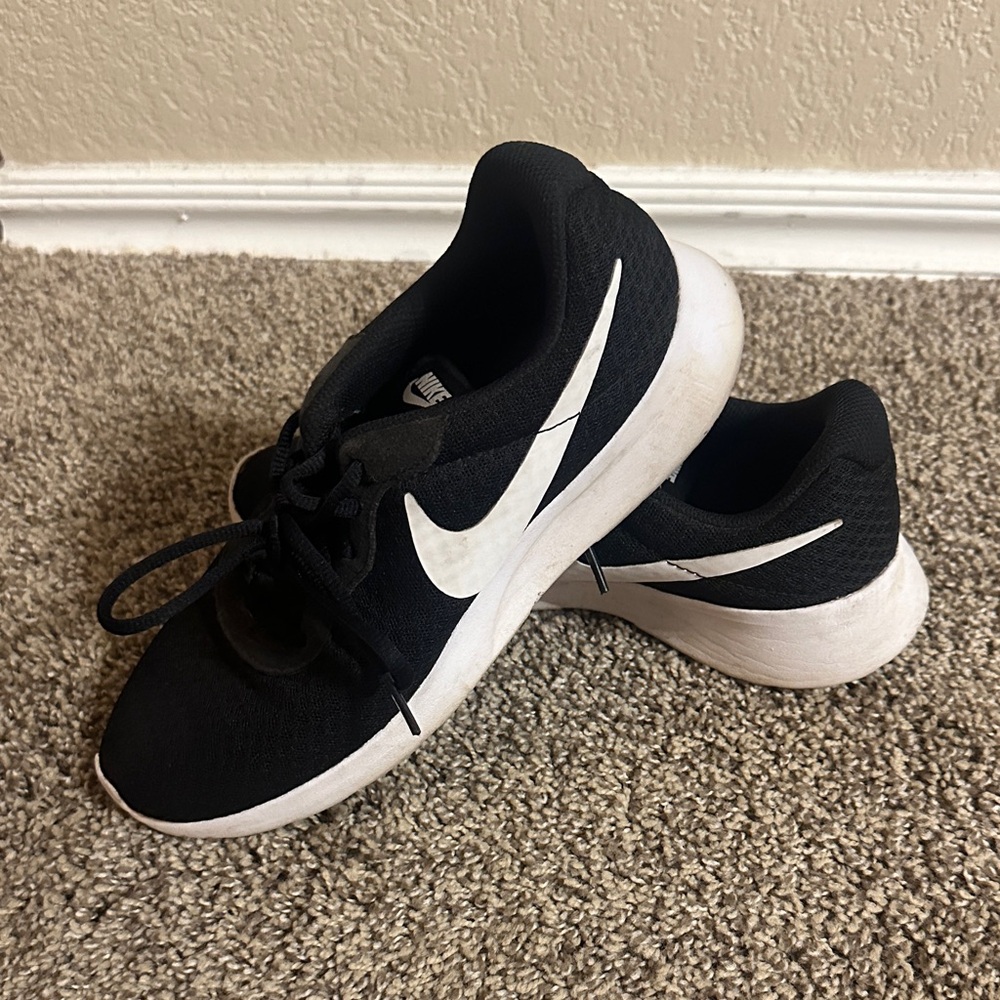 Nike Tanjun Women's Tennis Shoes - Picture 2 of 5